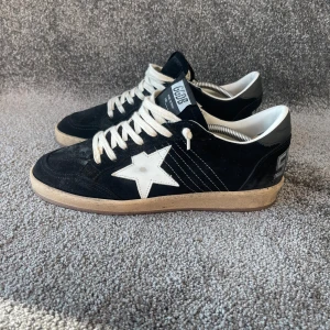 Golden Goose Skor  - ‼️VI TAR EJ BYTEN‼️Golden Goose “Ballatar” sneaker | Skick: 9/10 | Storlek 40 | ingår enbart skorna vid köp, finns digitalt kvitto. | Fraktar inom 24H efter köp på köparens bekostnad 📦💨 | Hör av dig vid minsta fråga eller fundering 💭
