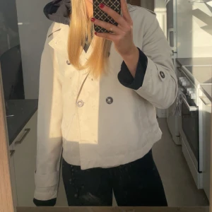 Trenchcoat - Beige trenchkort i storlek S