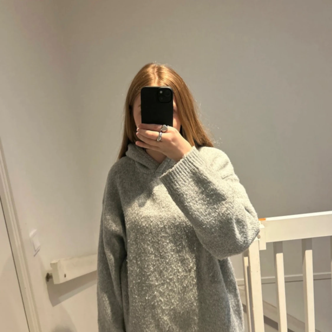 Grå stickad hoodie med huva - 1