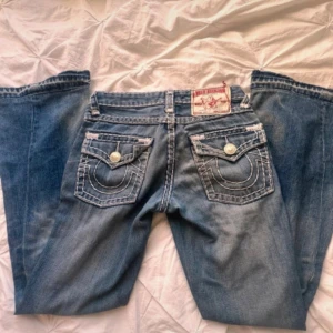True Religion Jesns XS/S - Low Waits bootcut True Religion Jeans. (Inte mina bilder) Köpte de begagnat men var alldeles för små!💞 Row 27 Seat 34 Midja: 36cm, tvärs över. Innerbensmått: 72cm, 46cm tvärsöver rumpan.