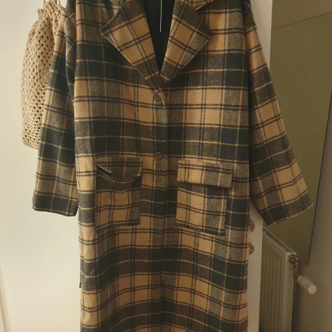 Rutig beige och svart kappa - 1