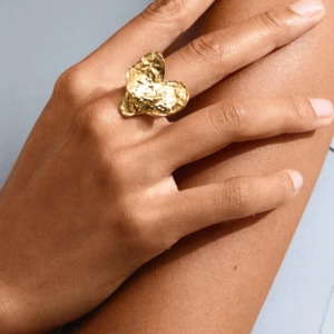 Pilgrim ring - Hjärtring från pilgrim i guld helt oanvänd! Orginalpris:400kr! Pris går att diskuteras🤍(Den är justerbar)