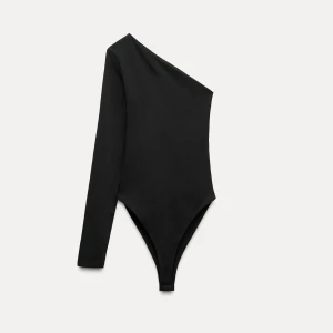 Svart oneshoulder body från Zara - Super snygg one shoulder body från Zara, aldrig använd. Bara att skriva vid frågor 