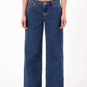 Abrand - Superfina jeans från Abrand, har tyvärr växt ut dem. Köpta för 1000kr. Väldigt gott skick, inga defekter. Jag är 172cm som referens och dem är lite för korta för mig. 