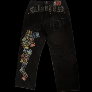 UNK NBA y2k Jeans - Snygga y2k UNK NBA jeans, W32 passar bra för någon som är cirka 175-180cm