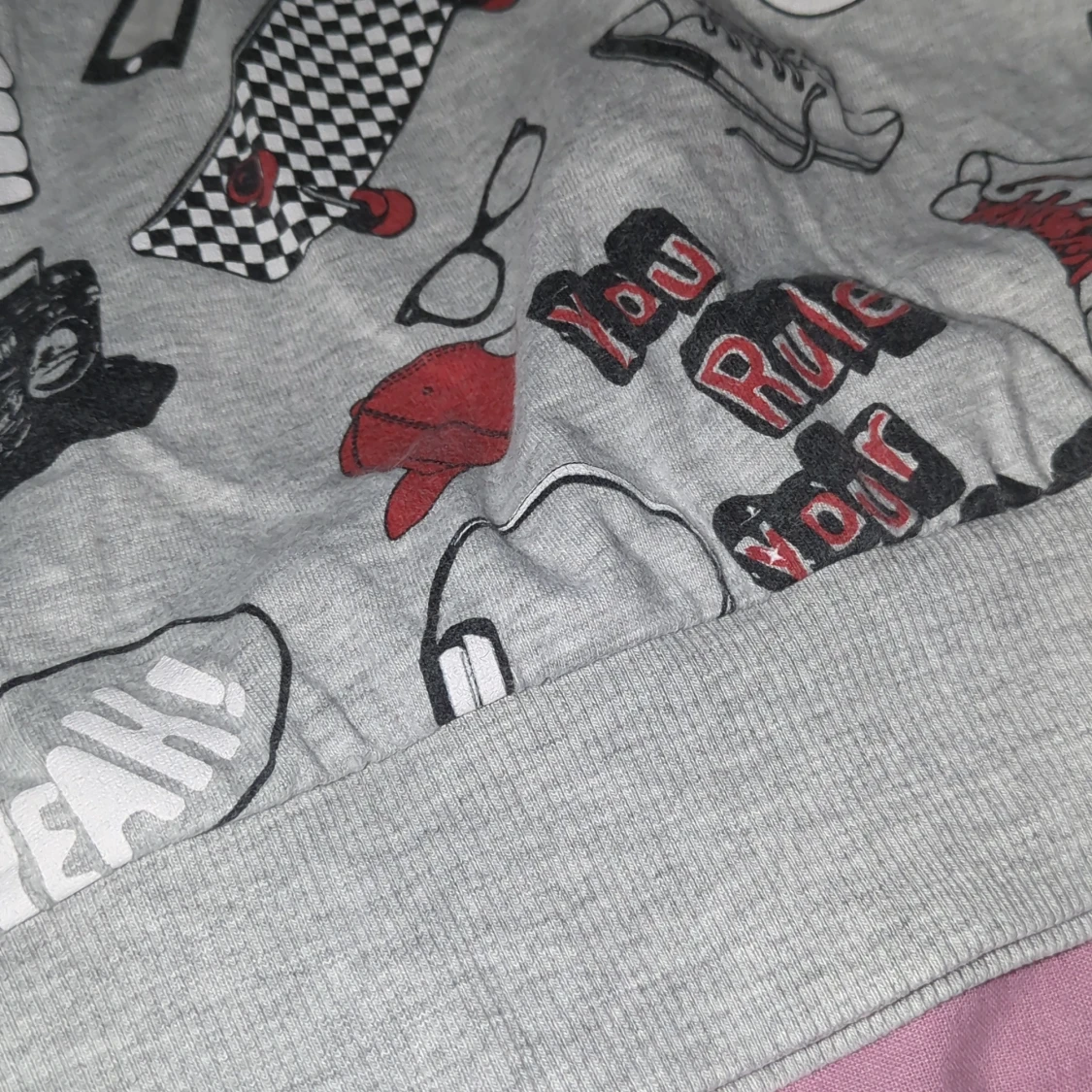 Grå sweatshirt med coolt tryck KappAhl - 3