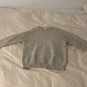 Beige stickad tröja från Gina Tricot - Mysig beige stickad tröja från Gina Tricot. Storlek 146-152. Köptes för cirka 200-300 kr. Säljer för 120. Fortfarande bra skick.