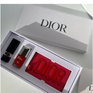 Dior VIP Gift Set - Dior Rouge Dior Couture Color Lip Nail Polish Luggage Tag with Mirror Coffret in a Gift Box Dior Rouge Dior 999  Miniature Sample Size 1.5g (Full Size is 3.4g) Dior Vernis Nail Polish 999 Rouge  Miniature Sample Size 7g (Full Size is 7ml) RED Luggage Tag size apps. 9.5x5.4cm with Mirror White Gift Box Size appx. 20 x 9 x 4.5cm 