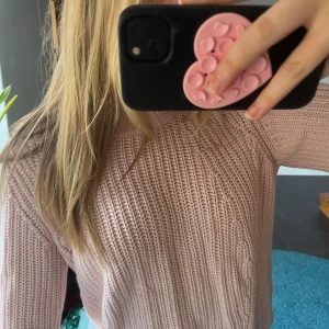 Ljusrosa stickad tröja - Supermysig ljusrosa stickad tröja med grov ribbad struktur och rund hals. Tröjan har lång ärm och en relaxed passform som är perfekt för lager på lager. (Färgen syns bättre på sista bilden) 💖💘💝💗💕💞