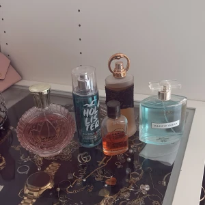 Parfymer  -  parfymer och body mists från Hollister, La Rive och Pacific Ocean. 