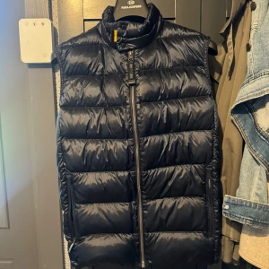 Marinblå parajumper väst - Hej! Säljer nu min marinblå parajumper väst då jag vuxit ur den. Storlek Y-M i ungdom, XS i vixenstorlek. Knappast använd (nästan nyskick). Finns tyvärr inget kvitto men QR kod för att verifiera att den är 100% äkta. Nypris ligger runt 3500kr