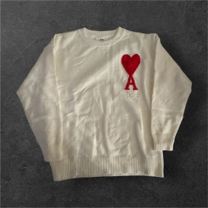 Ami Paris vit stickad tröja - Ami Paris vit/röd stickad tröja/sweater. Helt ny, storlek: S.