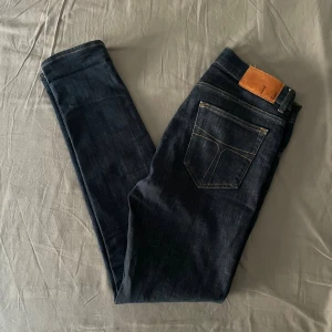 Tiger of sweden jeans - Snygga mörkblåa tiger of sweden jeans i bra skick. Modell evolve med storlek 30/32. Priset kan diskuteras.