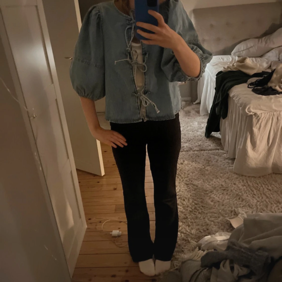 Blå denimskjorta med puffärm och knyt - 1