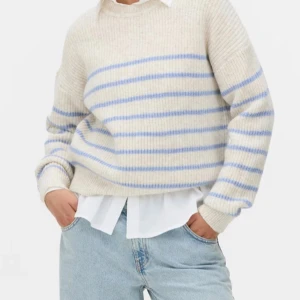 Randig stickad tröja från Primark - Supermysig stickad tröja från Primark i vitt med ljusblå ränder. 