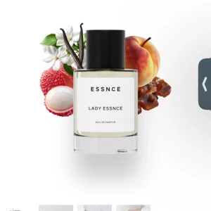 Lady Essnce Eau de Parfum - Vegansk parfym med toppnoter av persika, litchi, tangerin och bergamott. Hjärtnoter av lilja, plommon, jasmin och liljekonvalj. Basnoter av vanilj, amber, mysk och vetiver. Perfekt för dig som gillar fruktiga och blommiga inslag.