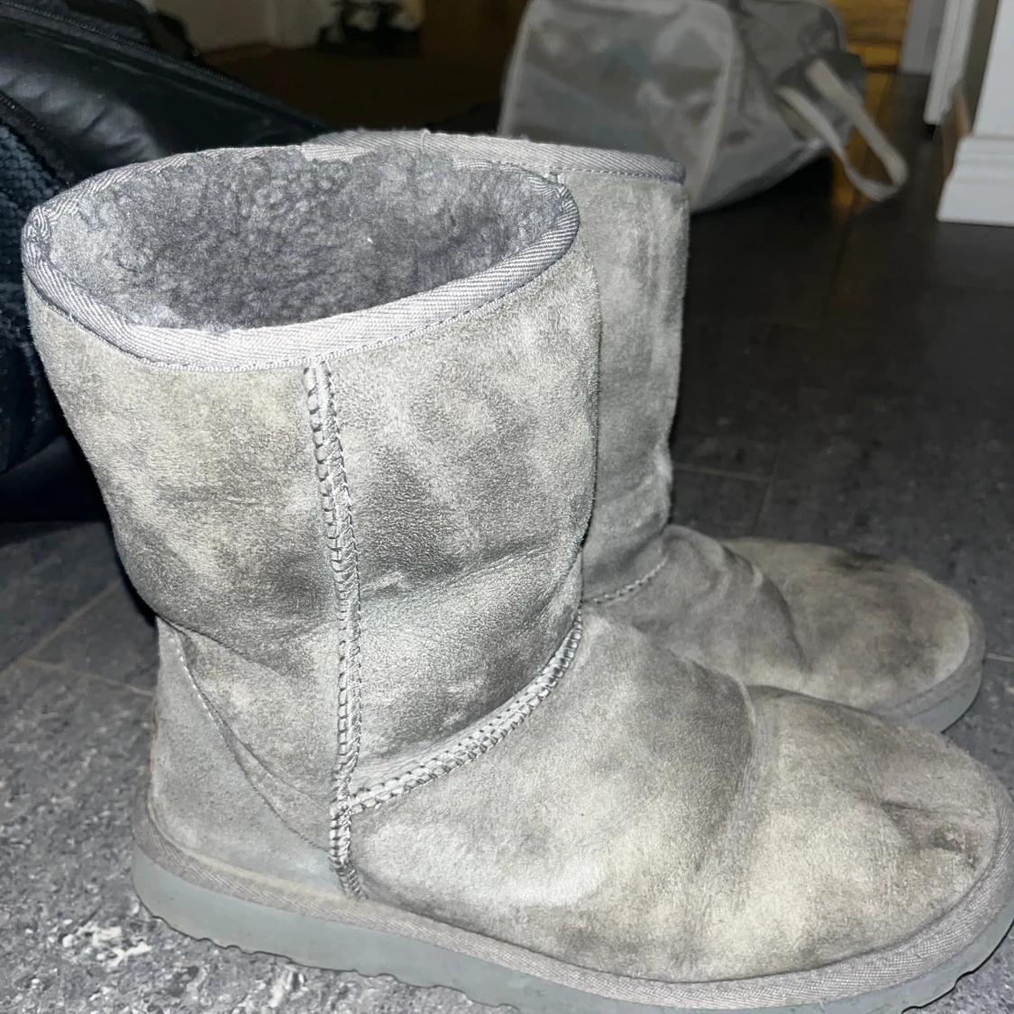Grå UGG boots i mocka, storlek 41 - 1