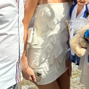 Oh polly klänning - Vit volang klänning från oh polly! Så fina detaljer och den sitter helt perfekt. Inte för kort heller! Perfekt till fest, student eller andra tillfällen. Använts 2 gånger och har kem tvättats så den är som ny!