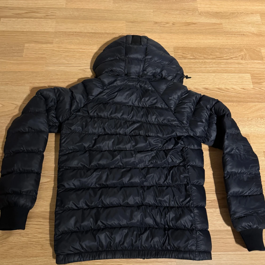 Svart dunjacka Peak Performance - 1