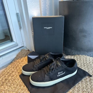 YSL Court Classic SL/06 - Säljer dessa sjukt feta skor från märket Saint Laurent, skick 10/10. Inga defekter alls!!! Nypris på dessa ligger runt 7000kr, mitt pris 2699kr🤑🤑Fraktar via Postnord på köparens beskostnad📦FÖRST TILL KVARN Hör av dig vid minsta fråga eller fundering!🙌🙌