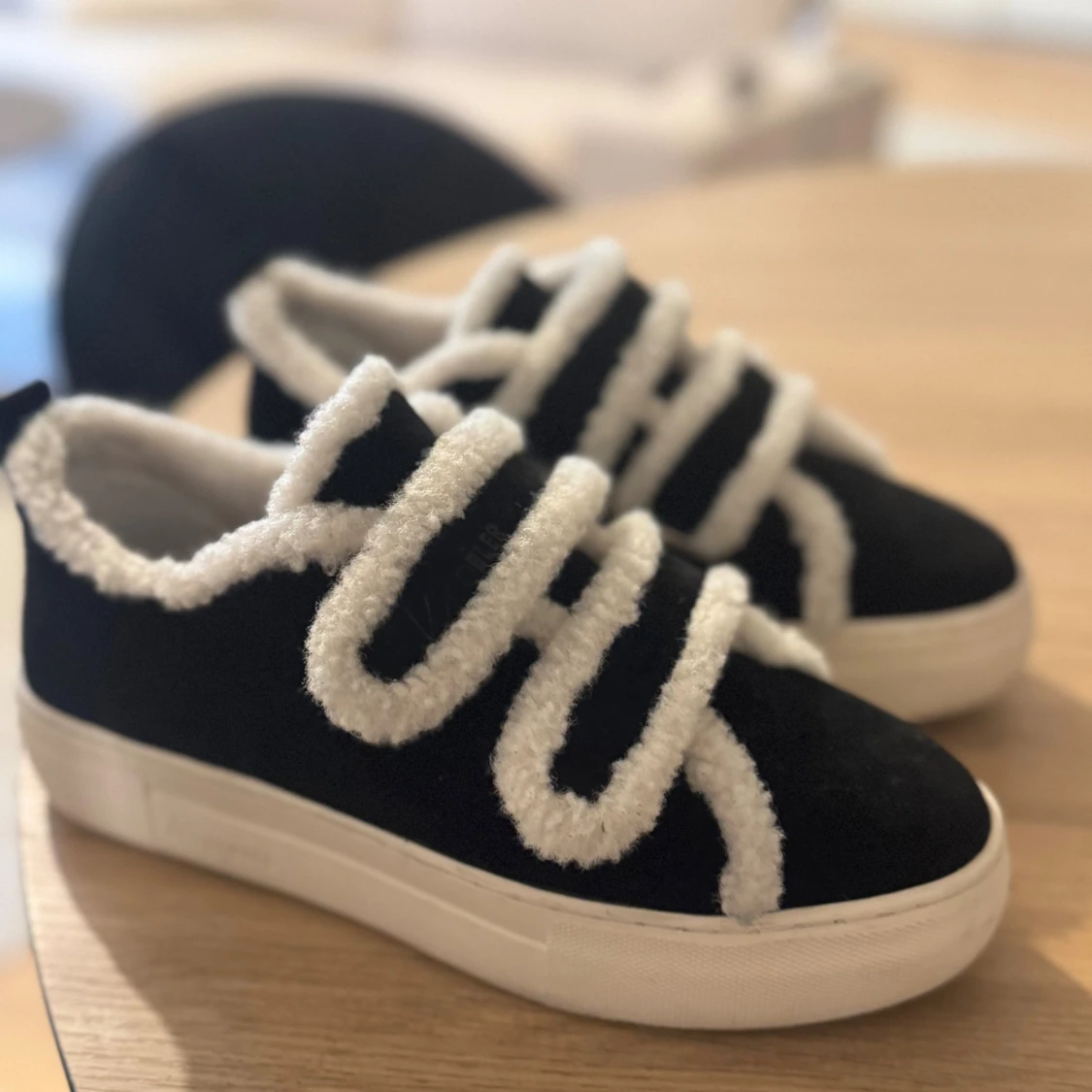 Svarta sneakers med fluffiga snören - 2