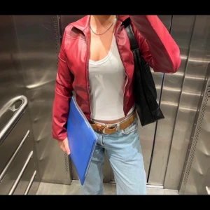 Röd skinnjacka  - Snygg röd skinnjacka i mycket bra skick 