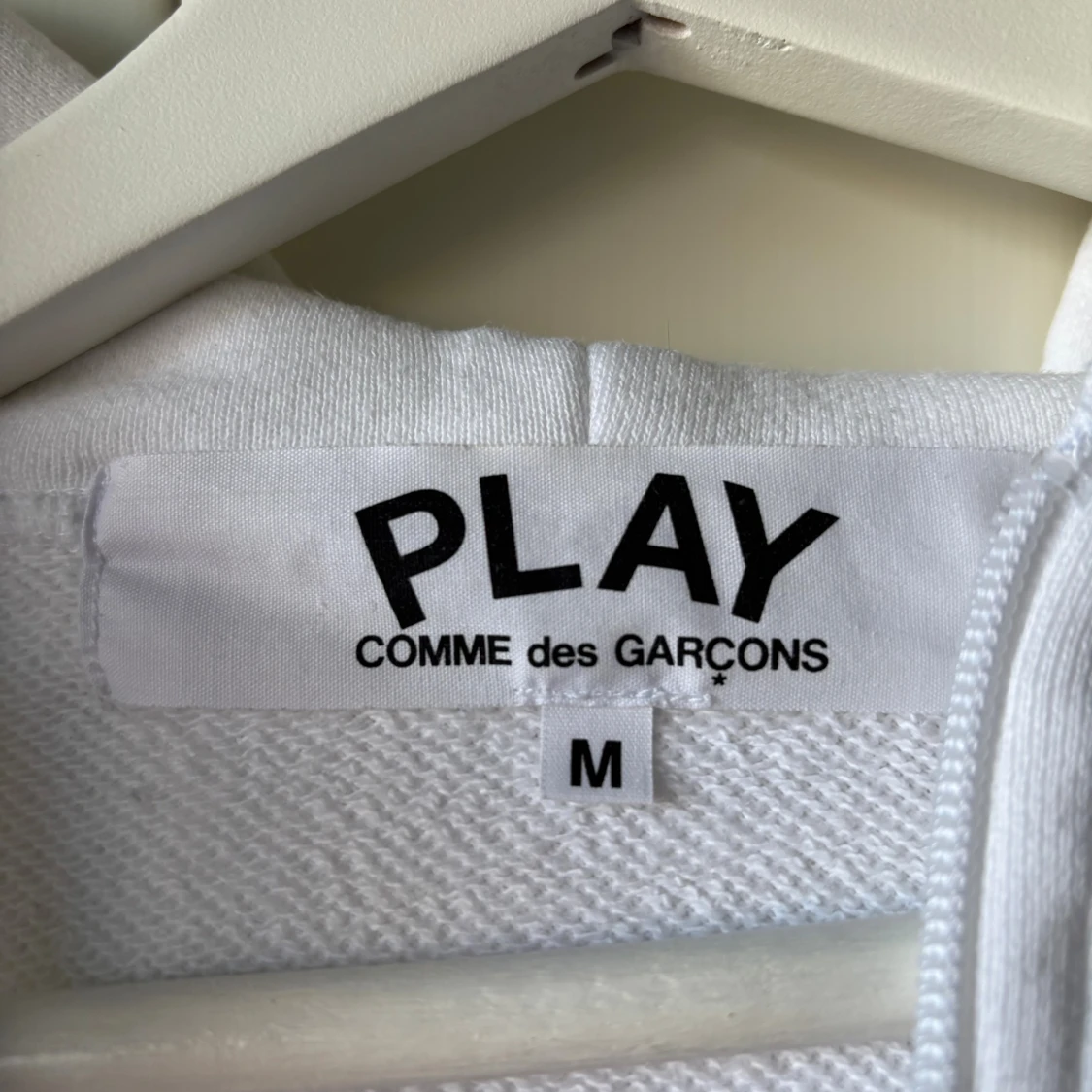 Vit hoodie från Comme des Garçons Play - 1