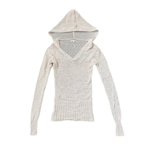 Stickad hoodie - Supersöt ljusrosa stickad hoodie/tröja från äldre bikbok. Aldrig använd av mig och därav mycket fint skick bortsett från några lösa trådar på insidan som visas på sista bilden. Något mer rosa i verkligheten. Använd köp nu!💗