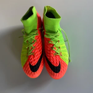 Nike Hypervenom fotbollsskor neon - Nike hypervenom 3! Nästan helt nya! Väldigt sällsynta skor från 2017! Ny pris 3000kr! 