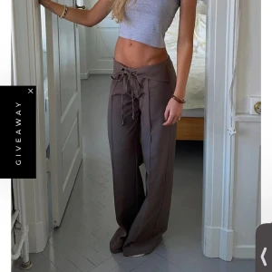 Bruna wide byxor med snörning - Snygga bruna byxor med breda ben och cool snörning i midjan. De har en avslappnad passform och är perfekta för en trendig och chill look. Materialet känns mjukt och de sitter lågt på höften för en modern vibe.