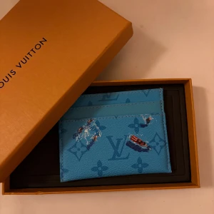 Louis Vuitton cardholder  - Riktigt fet cardholder från LVs senaste kollektion, med jäkligt häftig design. Den enda på Plick som säljer denna så se till att passa på innan den försvinner.                                                                      • Först till kvarn!