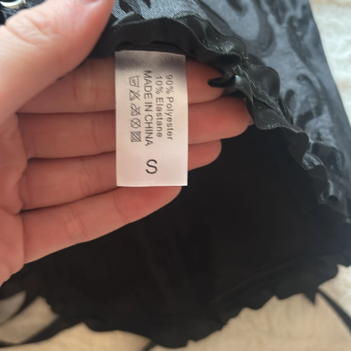 Svart korsett med snörning och volang - 2