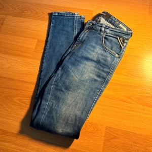 Blå Replay Katewin jeans - Säljer ett par snygga blå jeans från Replay, modell Katewin. Jeansen har klassisk femficksdesign, normal midja och smal passform. Materialet är mjukt denim med lätt slitning för en cool look. Perfekta för dig som gillar stilrena och bekväma jeans.