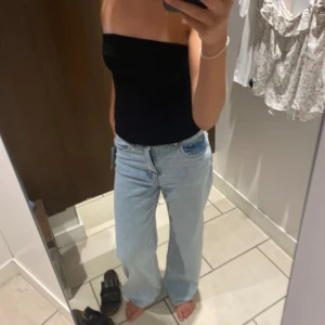 Vida jeans - Vida jeans från hm. De är ljusblå och baggy. Säljer för att de har blivit för korta på mig. Jättefint skick!