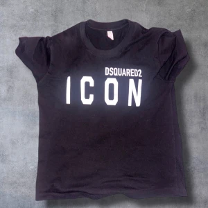 Svart Dsquared2 T-shirt  - Säljer min dsquerd2 T-shirt för den kommer inte till andvändning mer den passar folk som vill ha ren och fin stil 