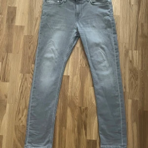 Grå slim fit jeans från &Denim - Snygga grå jeans från &Denim i slim fit-modell. Byxorna har klassisk femficksdesign, normal midja och raka ben med en smal passform. Tillverkade i mjukt denimtyg som ger en bekväm känsla hela dagen.