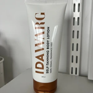 Self-tan body lotion - Har en jättefin färg, inte orange, inte fläckig. Lätt att använda och är använd 1 gång. Ser ut och fungerar som ny.💕