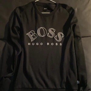 Svart sweatshirt från Hugo Boss - HUGO BOSS sweatshirt strl: M