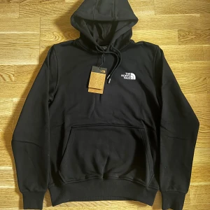The North Face - Hoodie - The North Face hoodie i grym kvalité. Fick den som present från min farbror som köpte flera på stor rea utomlands – kvitto finns ej. QR-koden på insidan går direkt till The North Face hemsida och den är helt ny. Superren modell, passar till allt.  Pris kan diskuteras