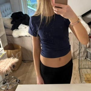 En jättefin mörkblå topp -  Använt 2ggr💕 För fler bilder eller frågor skriv privat