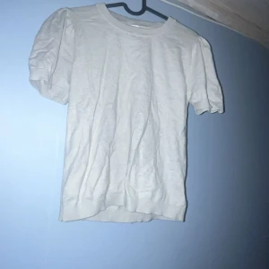 Grå tröja från Lindex - Grå tröja från Lindex i storlek 170. Tröjan har korta puffärmar och rund halsringning med ribbad kant. Mjuk och skön kvalitet som passar perfekt till chill dagar. Enkel och clean design utan mönster eller detaljer.