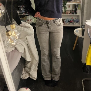 Grå bootcut jeans - Säljer ett par ljusgrå jeans med bootcut-modell med mid waist.  Ett par vanliga gråa jeans som inte finns i sortiment ibland. Dom är från lager 157! I storlek S! Bra att ha och väldigt sköna. Passar en skön individ med stil!!  Du blir en legend med dessa på. Stilrena också! Köp gärna🤩🤗