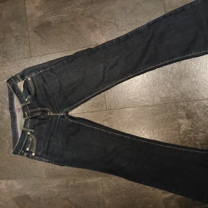 Replay jeans med gul söm och broderi - Snygga mörkblå Replay jeans med kontrasterande gul söm och broderade detaljer på bakfickorna. Storleken på jeansen är 28/32 men var först 28/34 innan det blev uppsydda. Det är svagt utsvängda skulle jag säga!🩷.