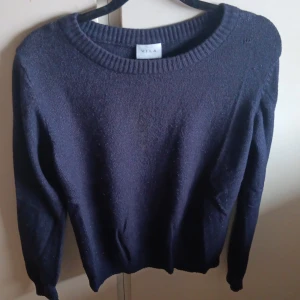Mörkblå stickad tröja från Vila - Lite nopprig, har en i vit och svart med