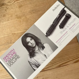 Varmluftsborste  - Varmluftsborste, som ny. Kommer inte till användning då den inte passar min hårtyp. Köpt ny för 400 kr.