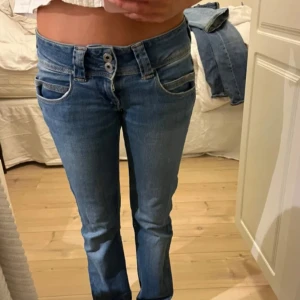 Pepe jeans - Snygga blå  jeans från pepe med låg midja. Storlek w28. Andvänd ett fåtal gonger inga defekter. Nypris 1000kr💗