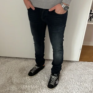 Nudie jeans Grim Tim  - Nudie Jeans | skick 9/10 | Storlek 31/32 | Pris - 499kr | Modellen är ca 179cm lång | Säljer pga att de inte passade mig. Hör av dig vid funderingar! 