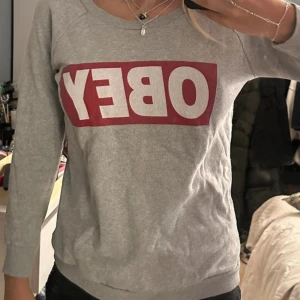 Tröja  - Skit snygg tröja från obey💕
