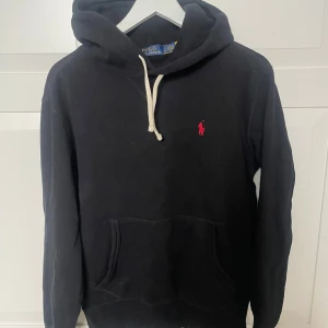 Svart hoodie från Polo Ralph Lauren - Svart hoodie från Polo Ralph Lauren i storlek M    Vid frågor eller intresse är det bara att skriva!