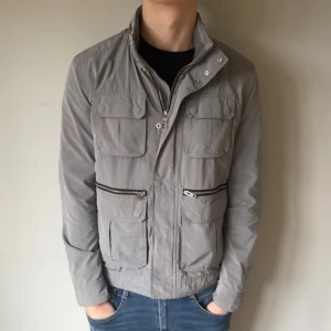 J Lindeberg fieldjacket - Storlek L men skulle säga att den passar mer M, modellen är 185 cm lång och väger ca 78 kg och den är lite för liten, fint skick inga defekter🙌